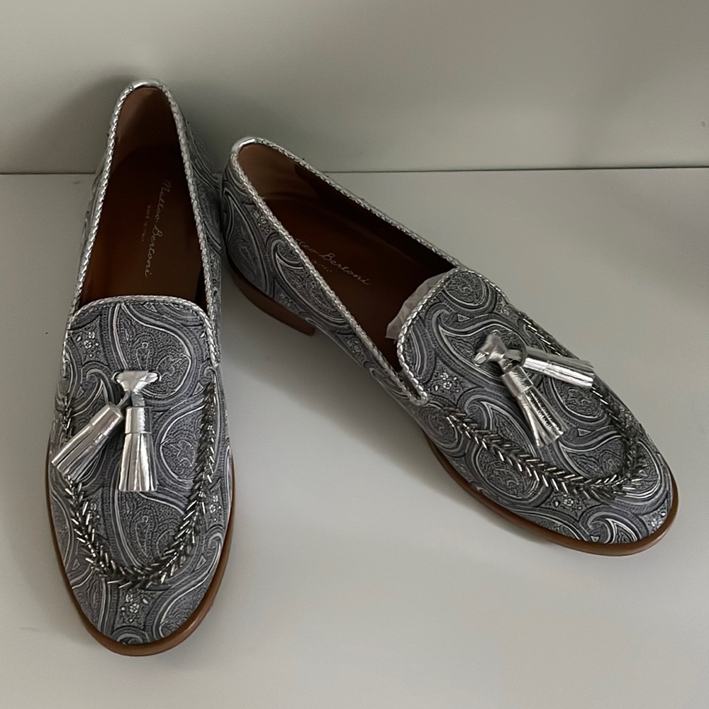 NWOT Matteo Bertoni Size 39 blue paisley loafers.